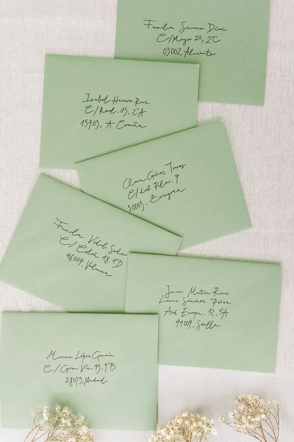Sobres de boda con direcciones caligrafiadas en verde personalizados
