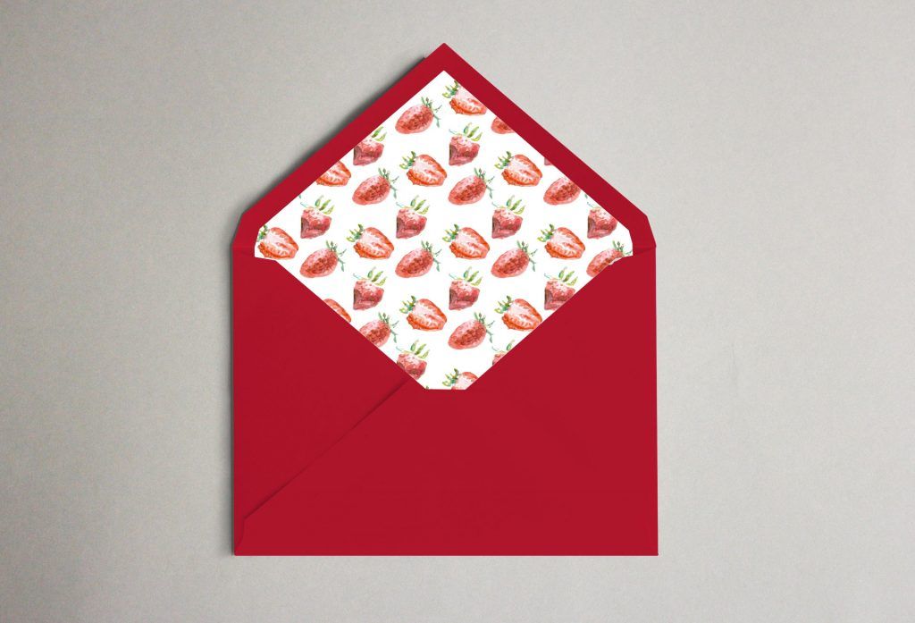 sobre forrado fresas e invitacion clasica