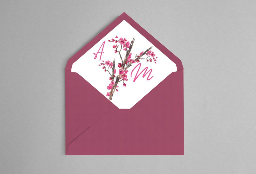 Invitación de boda personalizada con papelería artesanal iniciales y flores