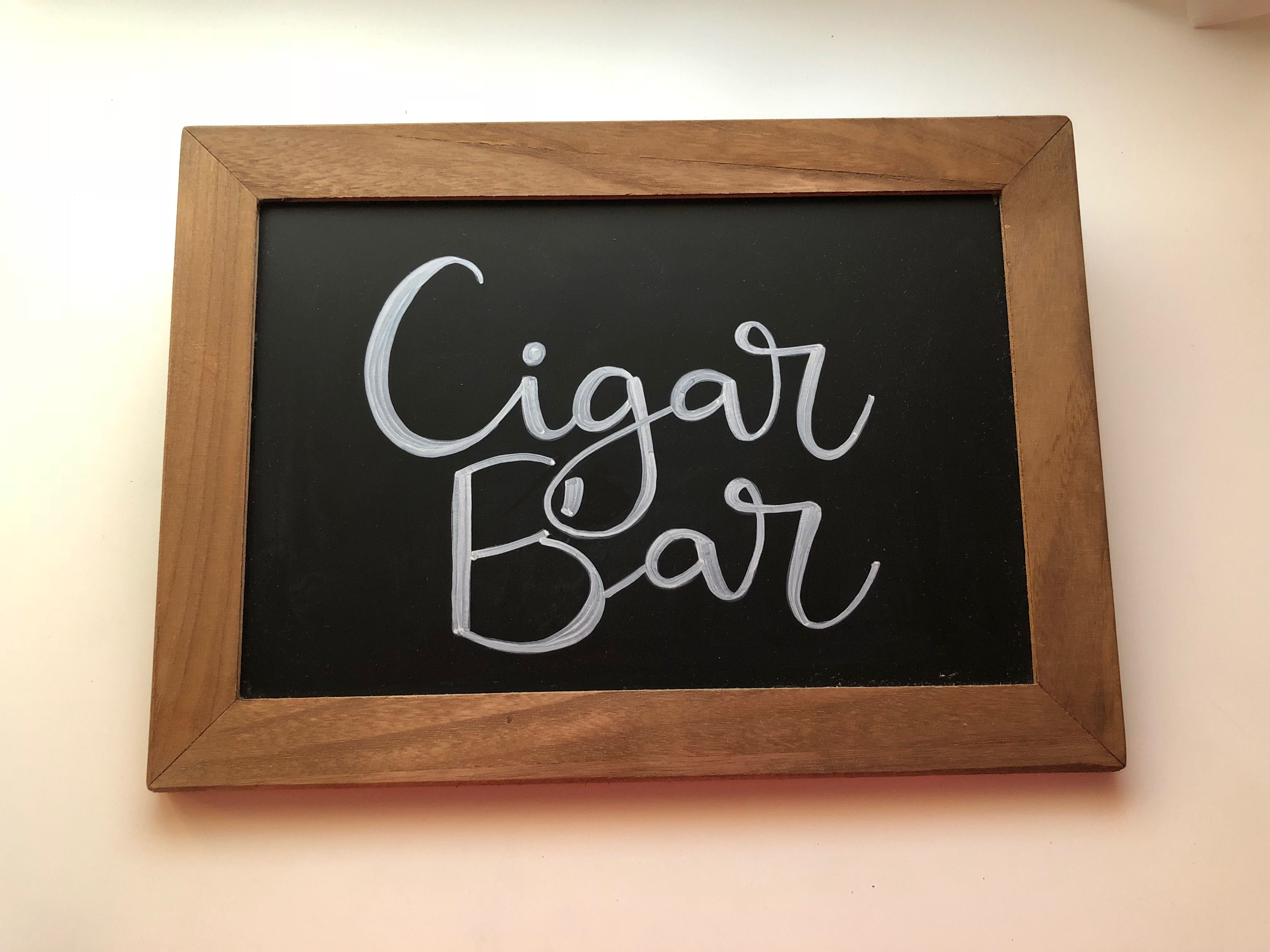 pizarras boda cigar bar lettering a mano