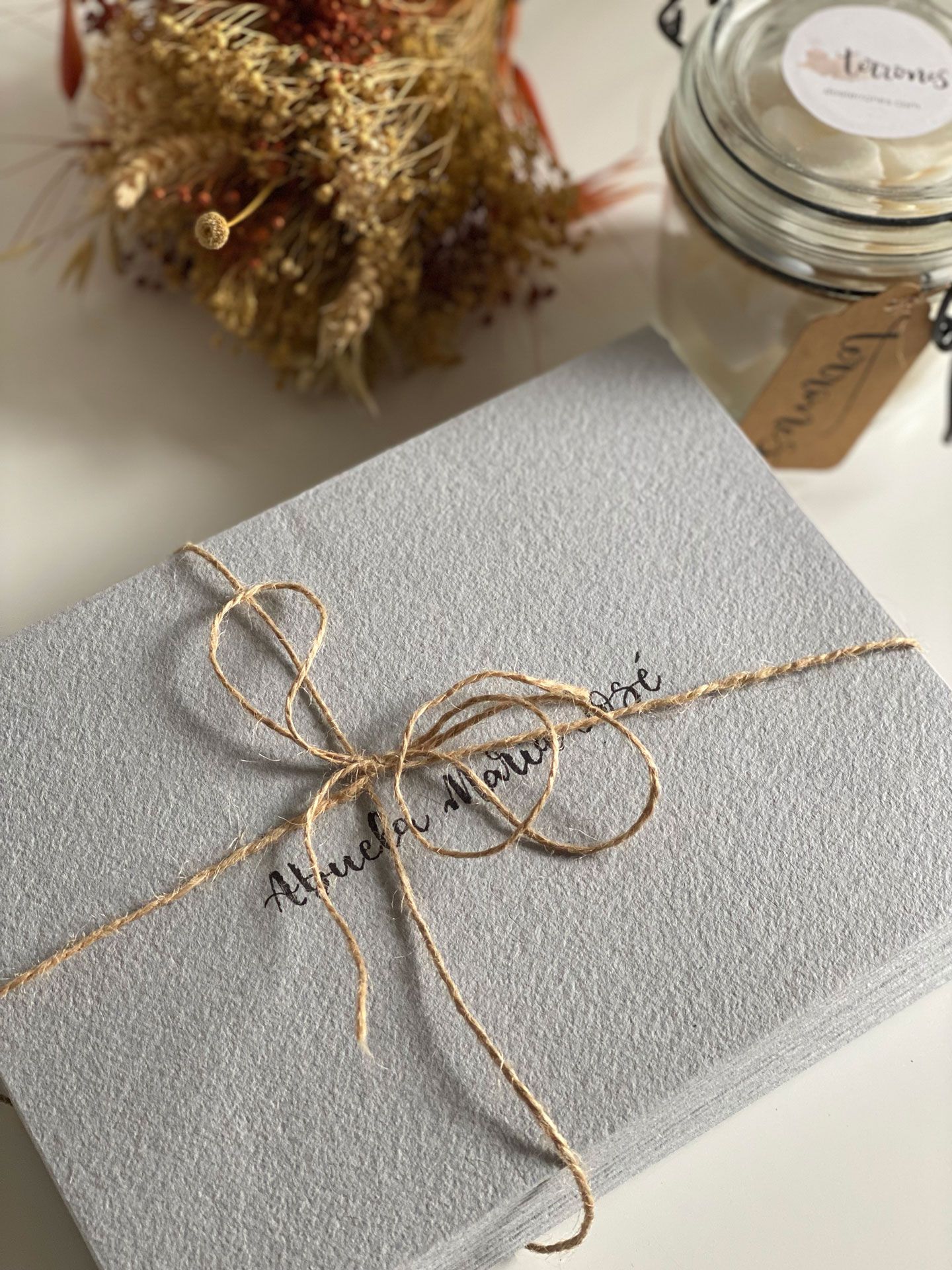 Sobres de boda artesanales con lettering escrito a mano