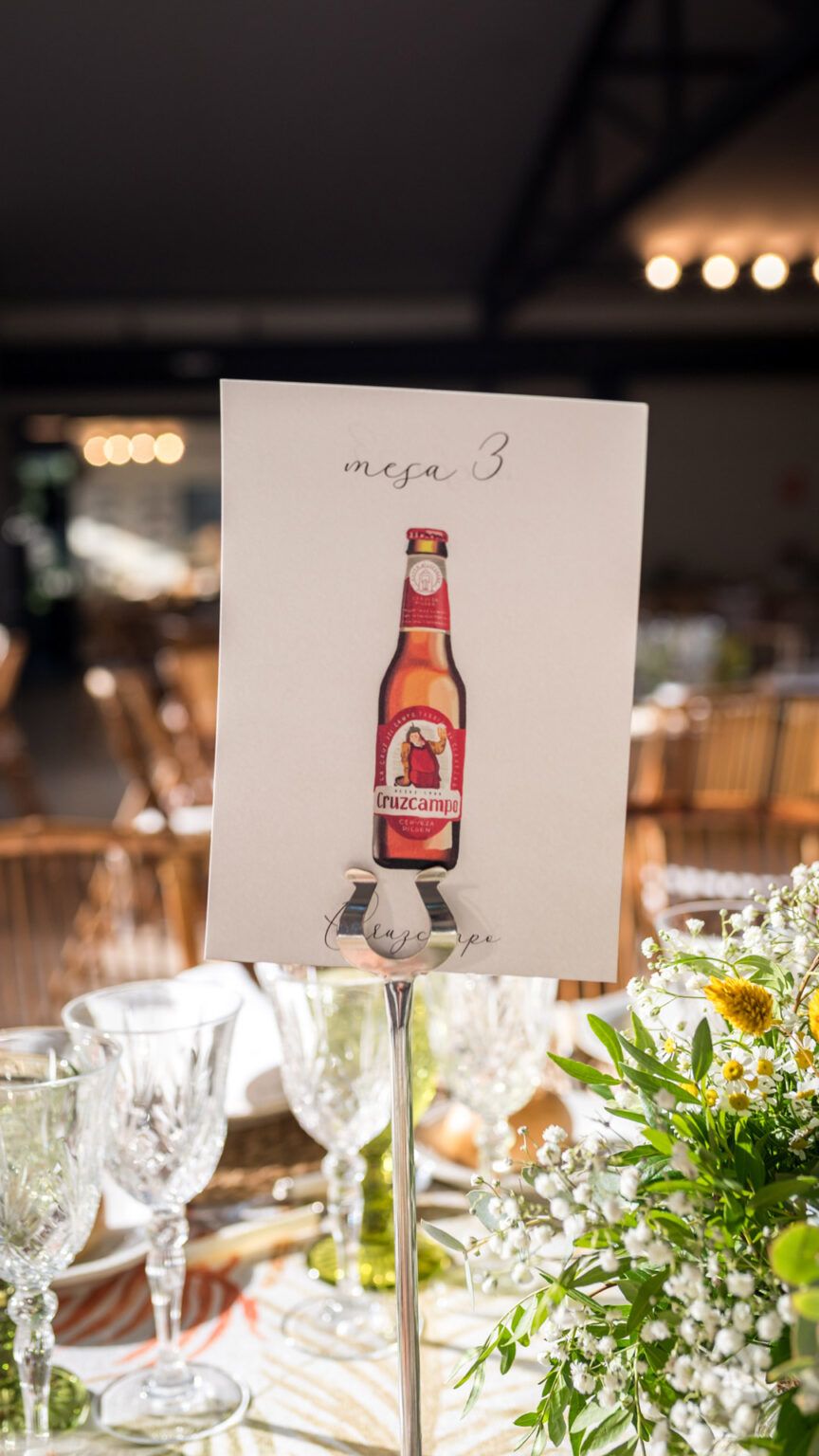 Meseros de boda personalizados con temática cervezas