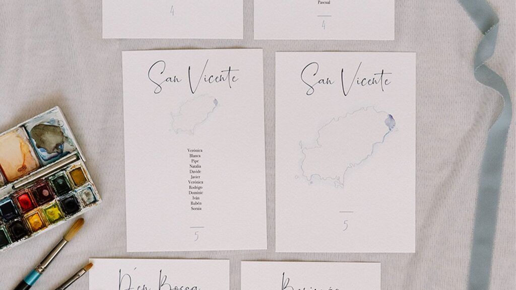 Meseros de boda personalizados con ilustración de islas y de calas