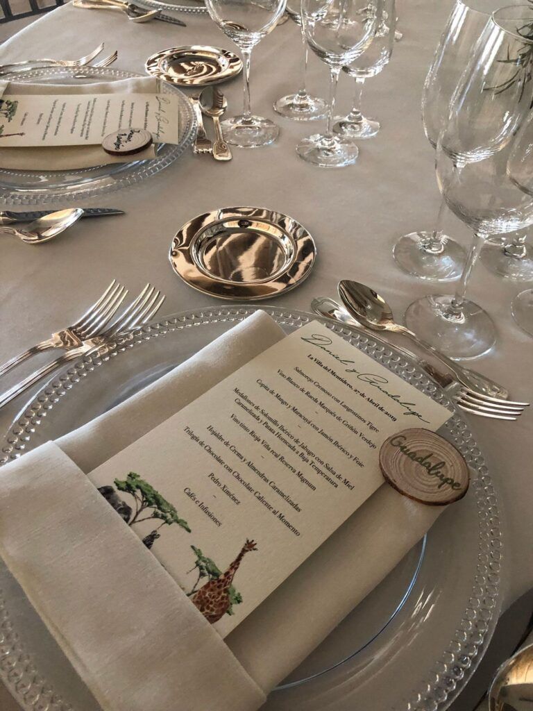 rodajas de madera con el nombre de los invitados