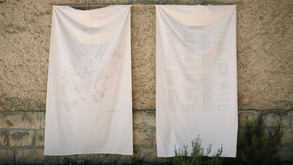 Seating plan en tela para boda con diseño personalizado