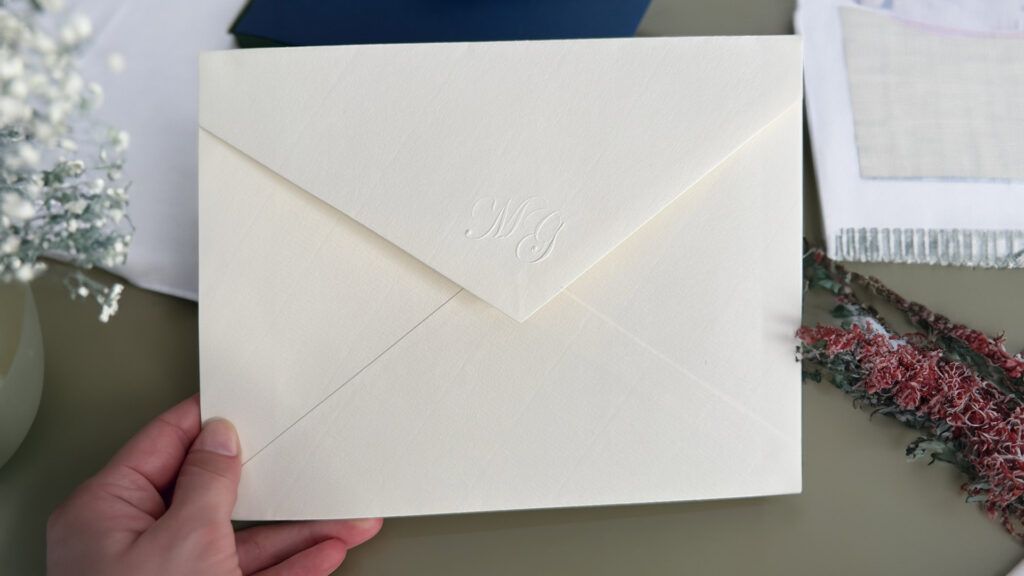 Sello en seco personalizado para papelería de boda