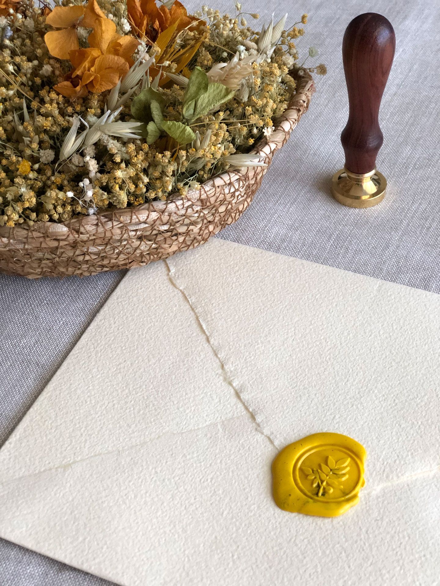 sello lacre sobre invitación