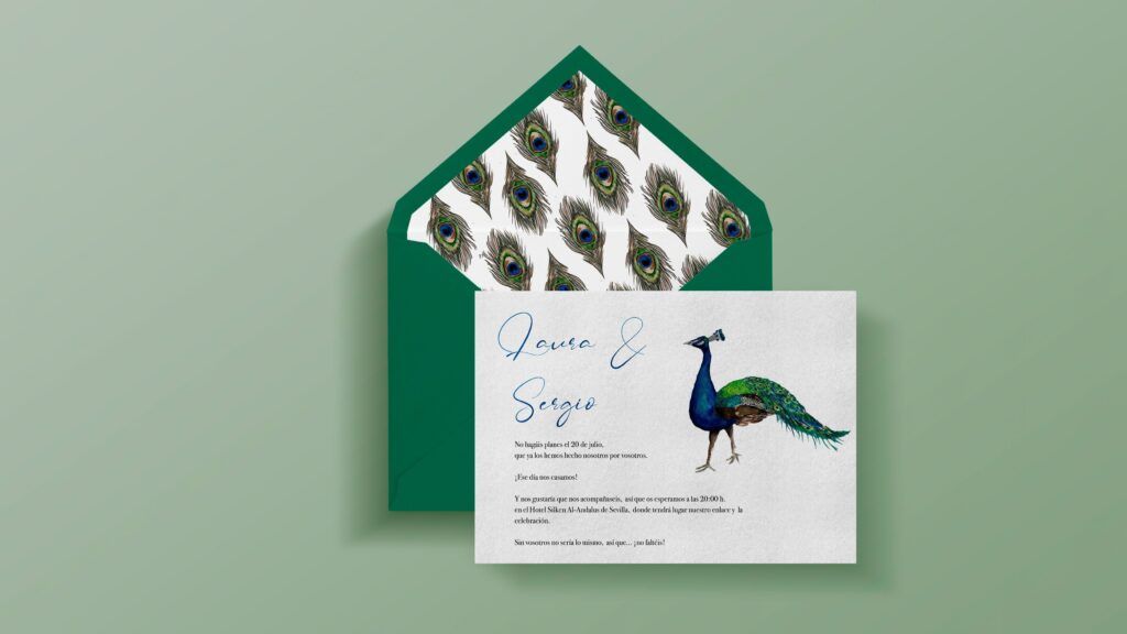 Invitación de boda original con pavo real y sobre forrado artesanalmente