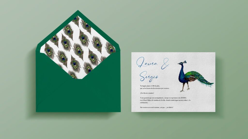 Invitación de boda original con pavo real y sobre forrado artesanalmente