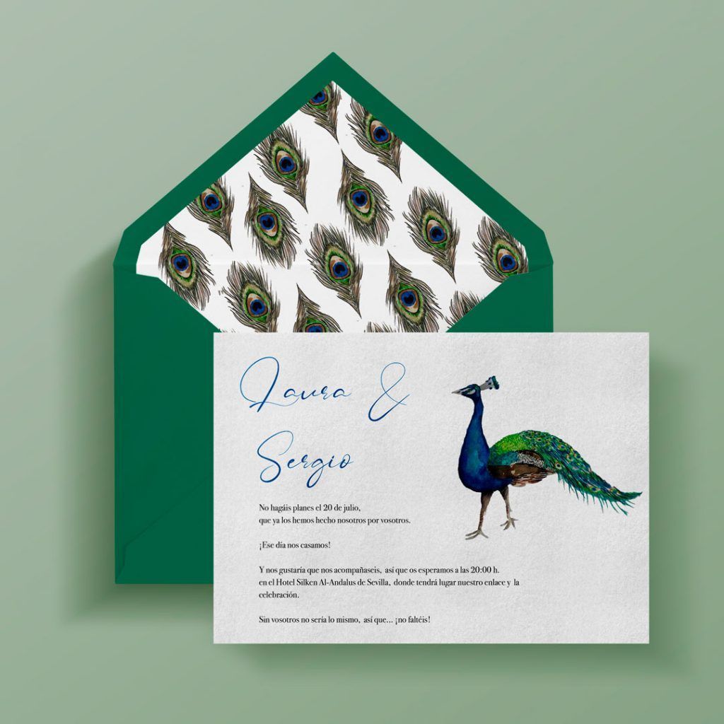 Invitación de boda original con pavo real y sobre forrado artesanalmente