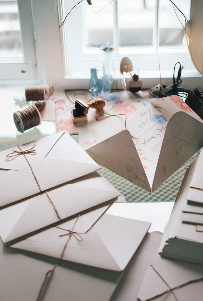invitacion personalizada con acuarelas tipo sobre cerrado