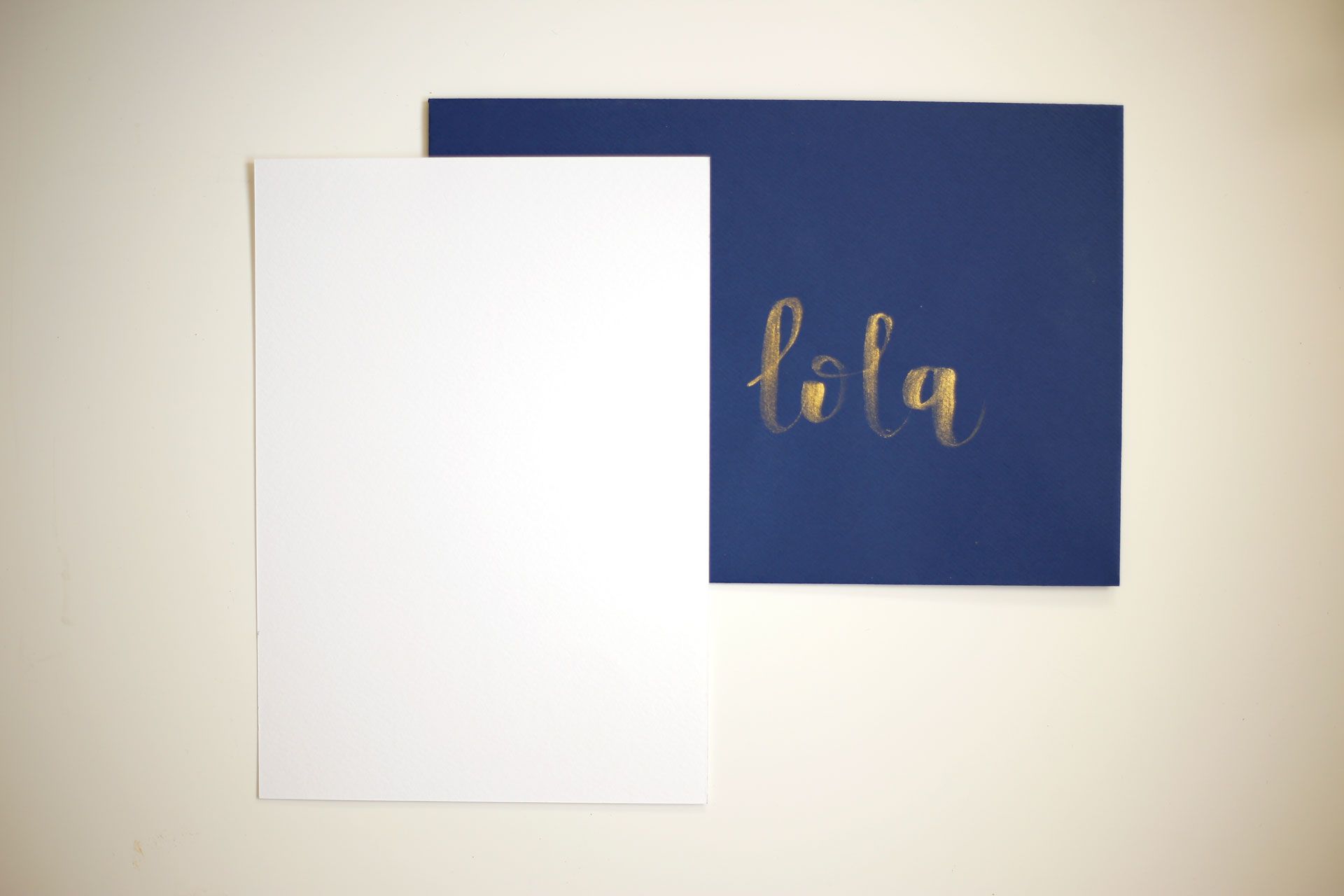 sobre para boda con nombre en lettering de acuarela